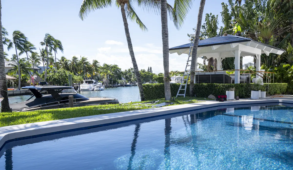 Casa frente al agua en Florida con piscina y paneles solares en el techo del pabellón, instalados por VOLT Home.